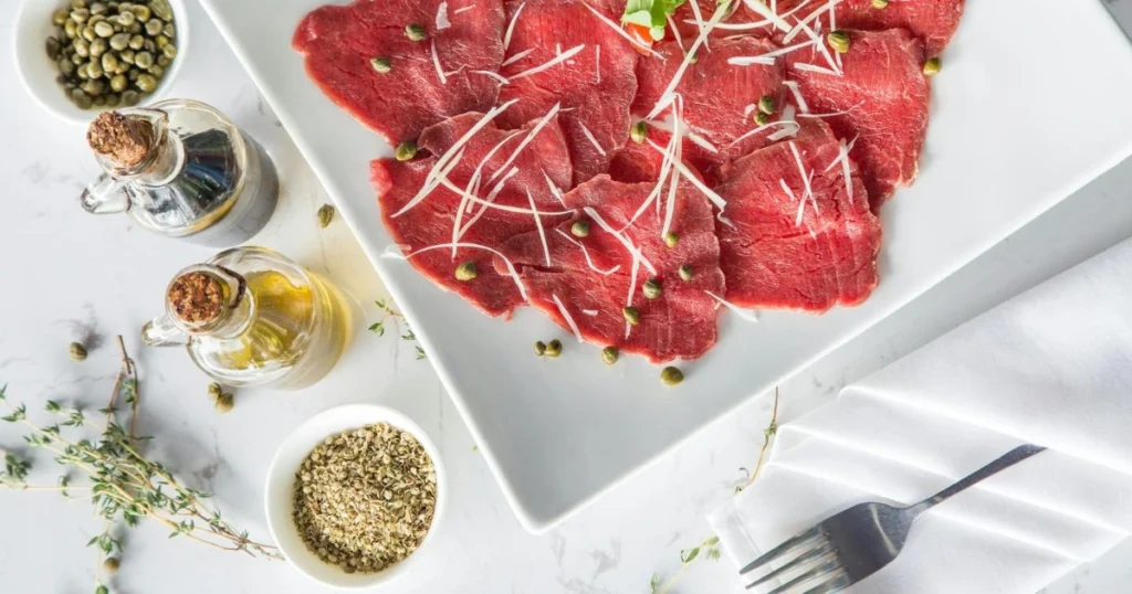 Delicado carpaccio de ternera servido con alcaparras, virutas de queso parmesano y un toque de aceite de oliva y vinagre balsámico. Un plato fresco y sofisticado.